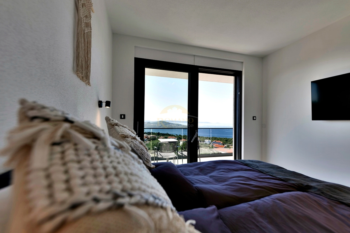 Villa esclusiva a Seget Gornji in un ambiente tranquillo e silenzioso con una splendida vista panoramica